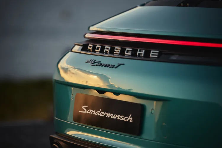 Suzuka Grey Metallic金屬鈴鹿賽道灰分布於車尾「PORSCHE」字樣、側窗飾條與後引擎蓋格柵。原廠照片