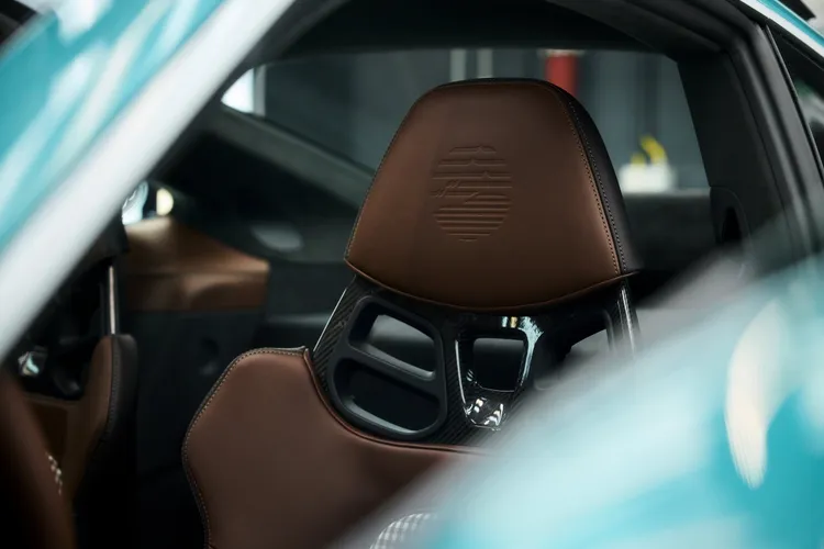 頭枕壓紋將911 Carrera T的車身剪影與海浪、山脈意象結合，展現專屬識別。原廠照片