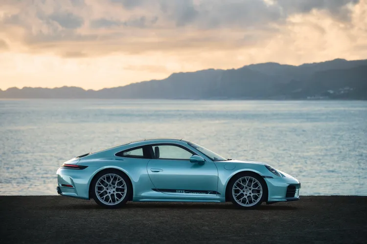 911 Carrera T「Formosa」仍保留該車型的純粹性能設定，車體採輕量化結構，搭載手排變速箱與跑車化懸吊調校。原廠照片