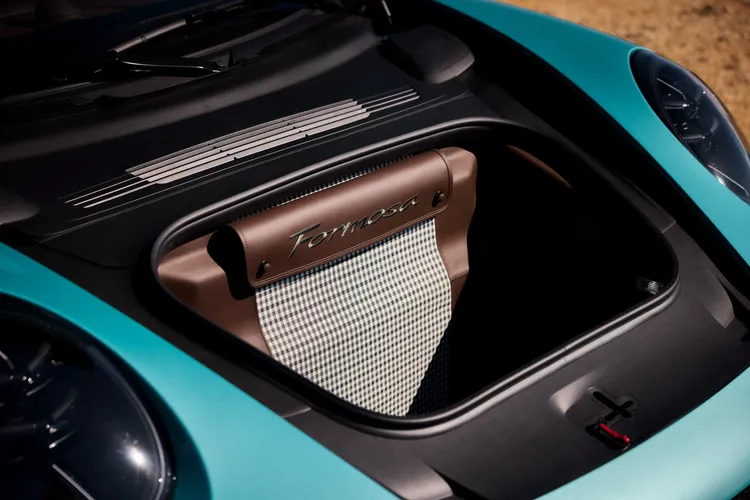 專為此車打造的「Formosa」格紋圖案首次登場，融合夜綠、黑與米白三色，應用於座椅中央與前行李廂內襯。原廠照片