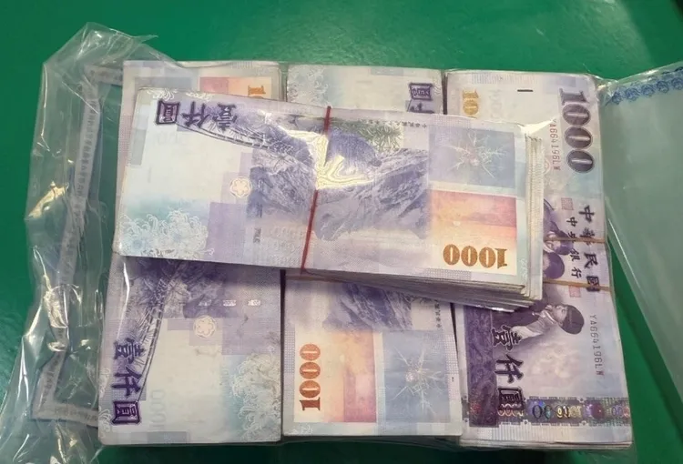 车手在员林车站放百万现金，遭民众拾获。翻摄画面