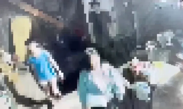 蘇男一家大小被強押到洗車廠討債，其中蘇姓父親遭毆打，並簽下本票。翻攝畫面