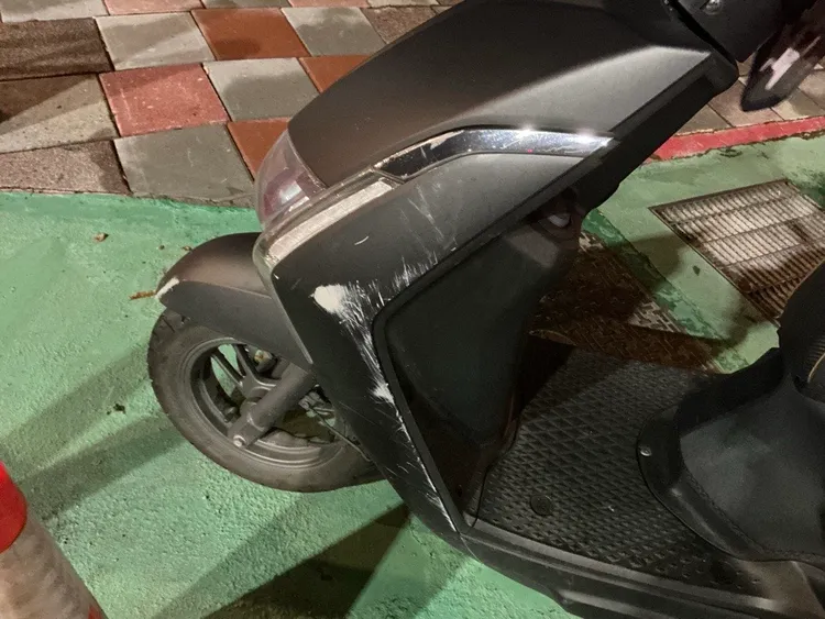 女騎士遭擦撞倒地。翻攝畫面