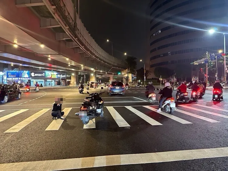 公馆圆环拆除地发生车祸。翻摄画面