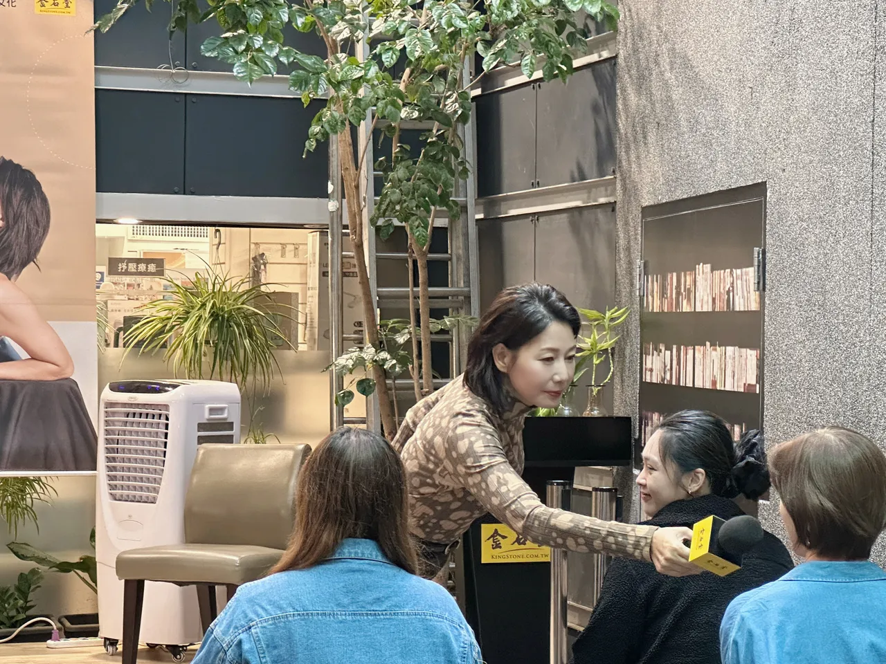 丁宁下台和观众互动。齐石传播提供