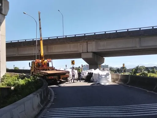 12个太空包掉落匝道　大货车司机面临最高18000元罚锾