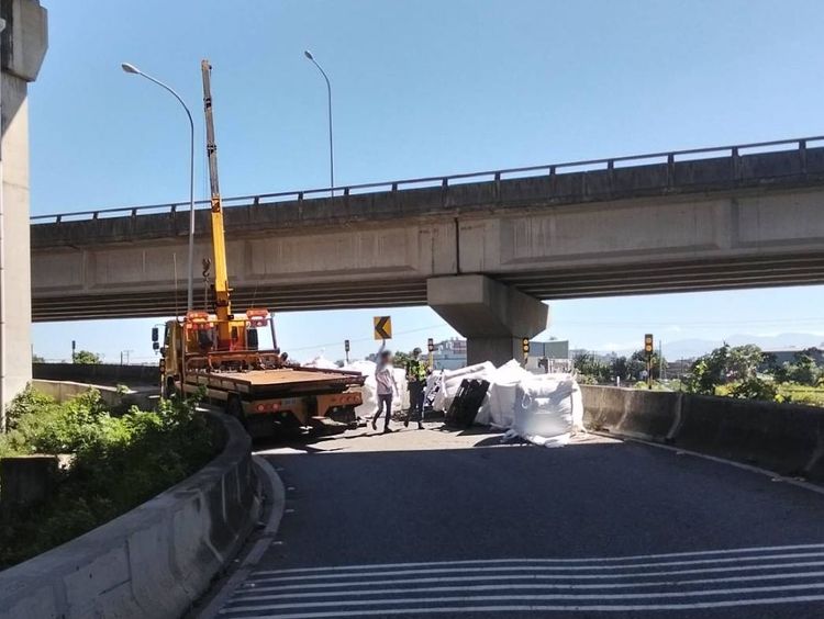 12個太空包掉落匝道 大貨車司機面臨最高18000元罰鍰