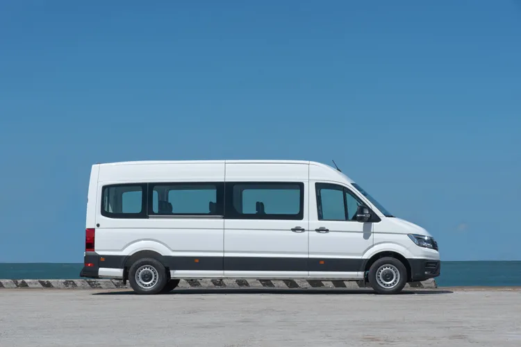 Crafter車長6,836mm、車寬 2,040mm、車高 2,590mm，挑高的車艙讓乘客能在車內自在站立。業者提供