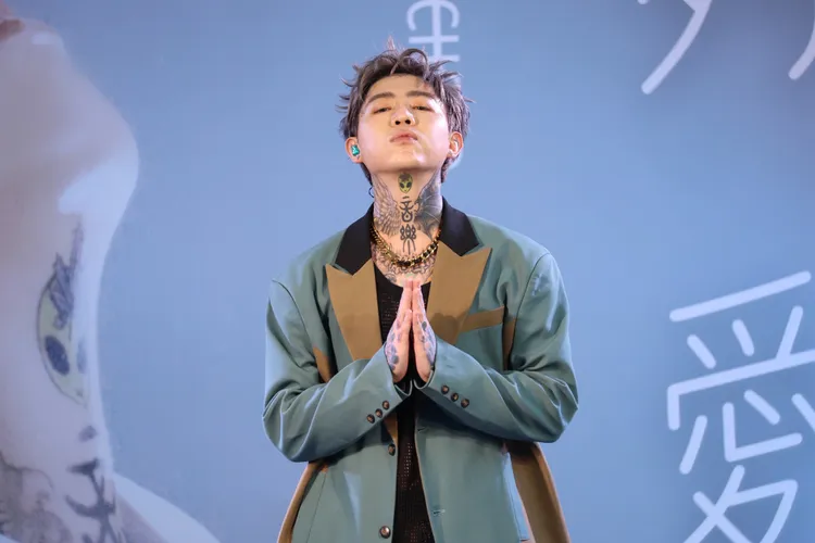 謝和弦今舉辦簽唱會，談館長毀滅式爆料，認早已脫粉。莊宗達攝