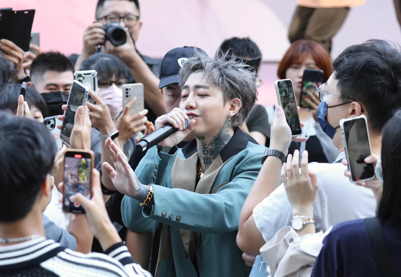 謝和弦今簽唱會與粉絲近距離互動。莊宗達攝