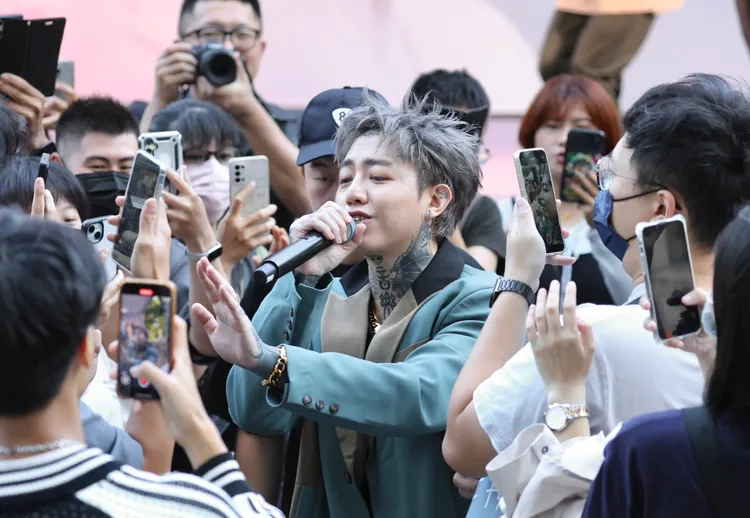 謝和弦今簽唱會與粉絲近距離互動。莊宗達攝