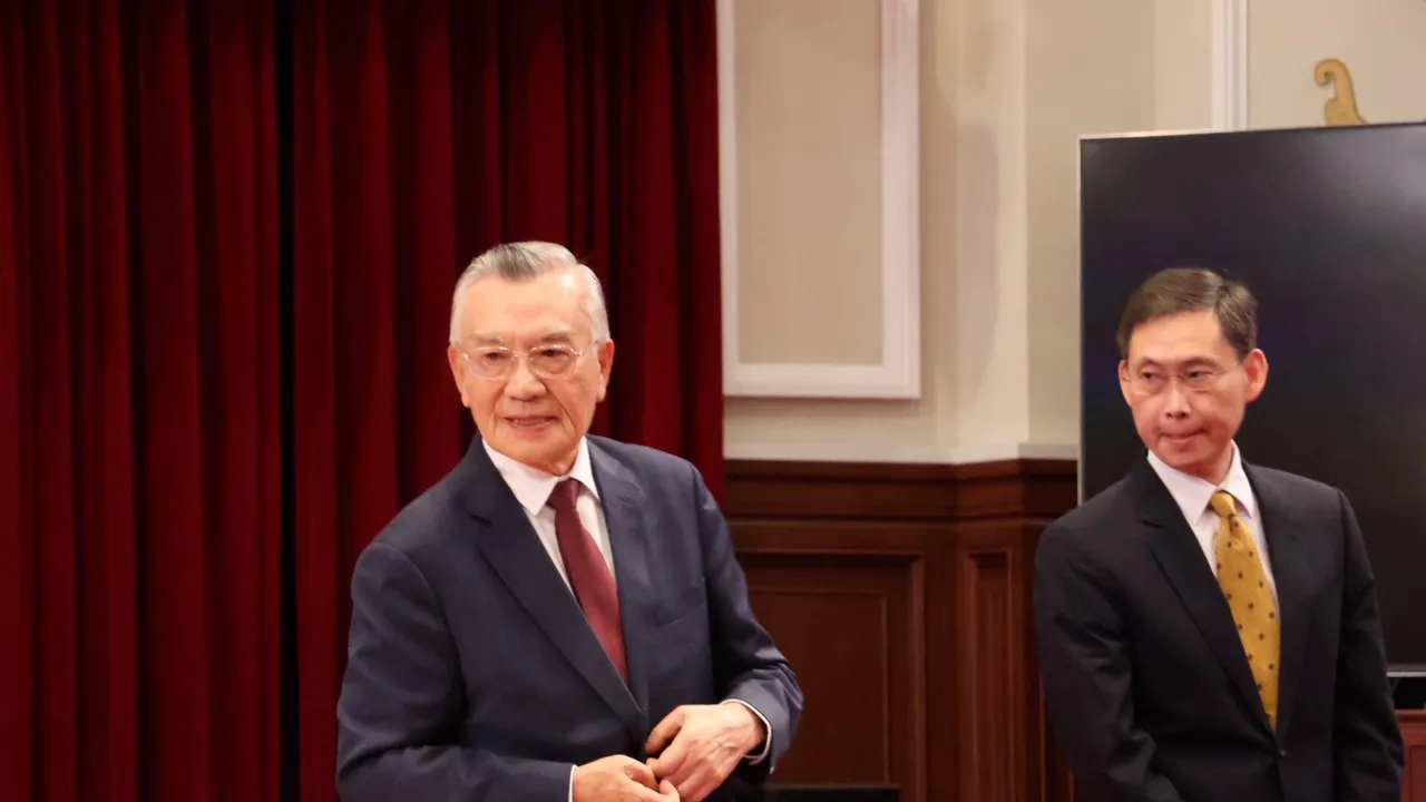 总统府资政林信义（左）、外交部国组司司长孙俭元。记者叶家玮摄