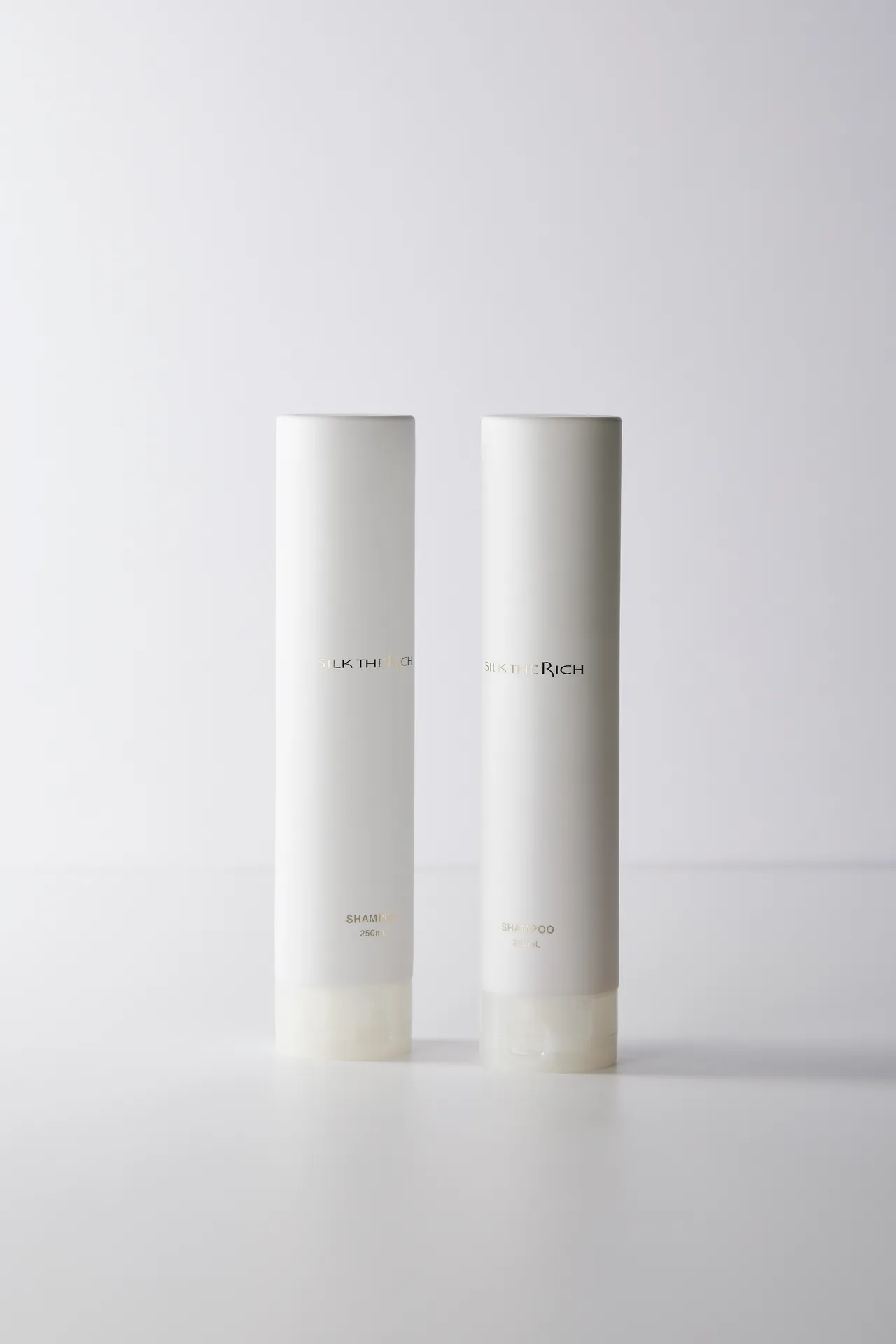 SILK THE RICH保濕修護系列，洗髮精、潤髮乳各599元。品牌提供