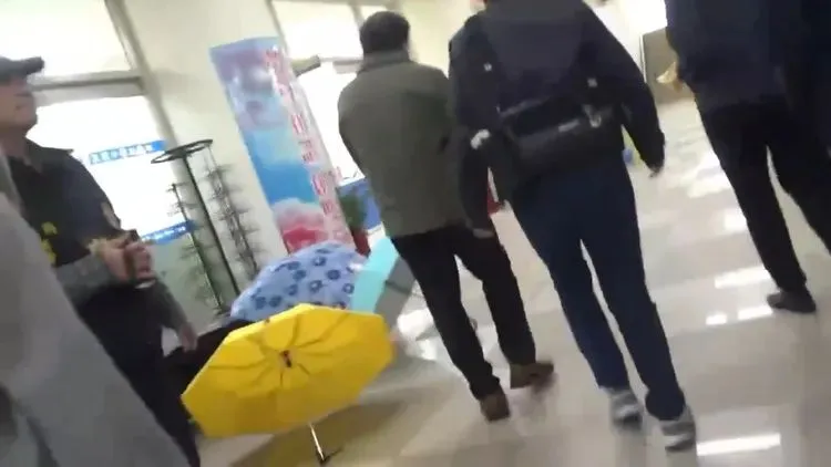 检调搜索新竹县政府带人。翻摄画面