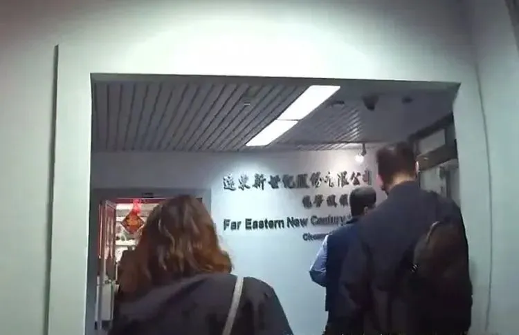 检调搜索。翻摄照片