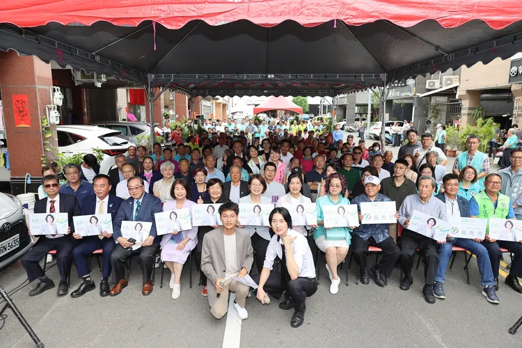 黃秀芳成立縣長提名競選辦公室，眾多鄉親到場支持。民眾提供