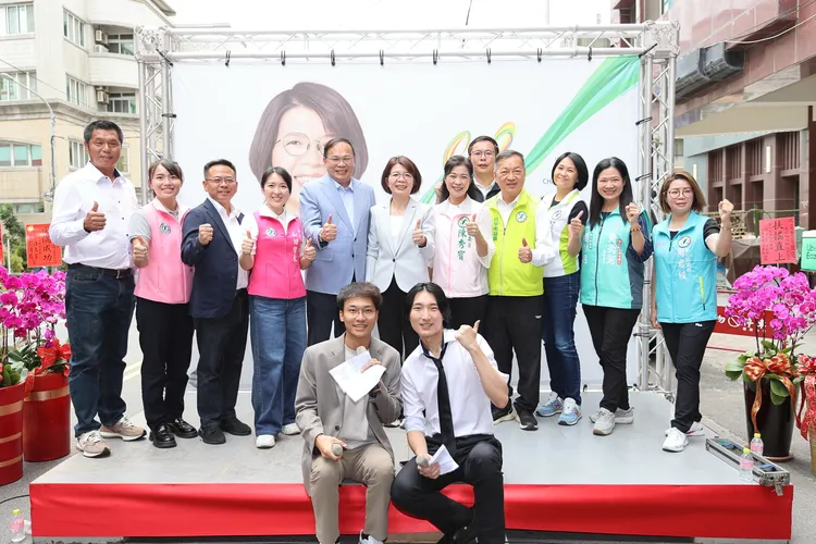 彰化县立委黄秀芳成立竞选办公室角逐县长选举党内提名，立委王义川率领正国会应援团到场力挺。民众提供