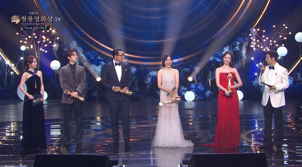 朴珍荣（左二起）、玄彬、孙艺真、润娥上台领人气奖。翻摄chzzk