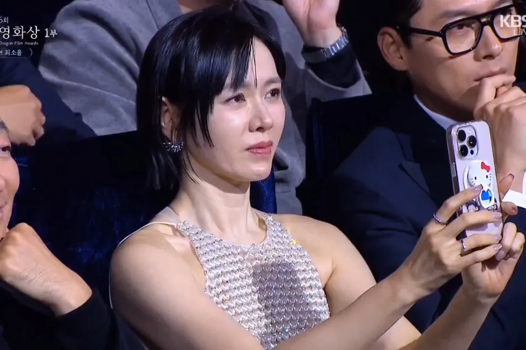 孙艺真拿著手机狂拍《征人启弑》的女儿崔昭律，凯蒂猫支架吸睛。翻摄chzzk