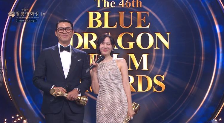 青龍獎｜夫妻同框超閃！孫藝真笑開懷緊貼玄彬　比YA領獎甜翻