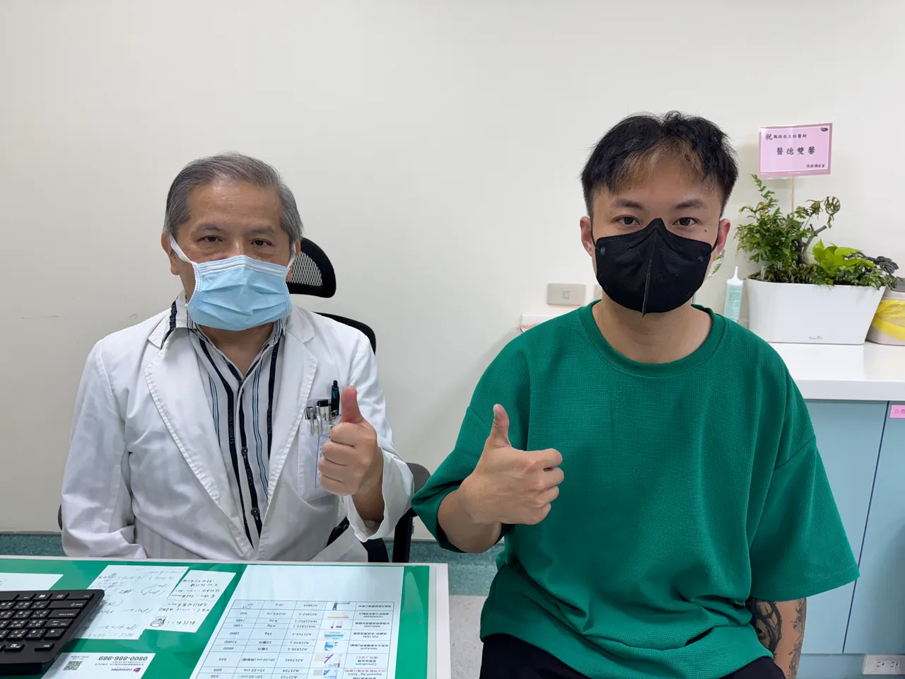 张先生说，现在他走路终于可以抬头挺胸了。院方提供