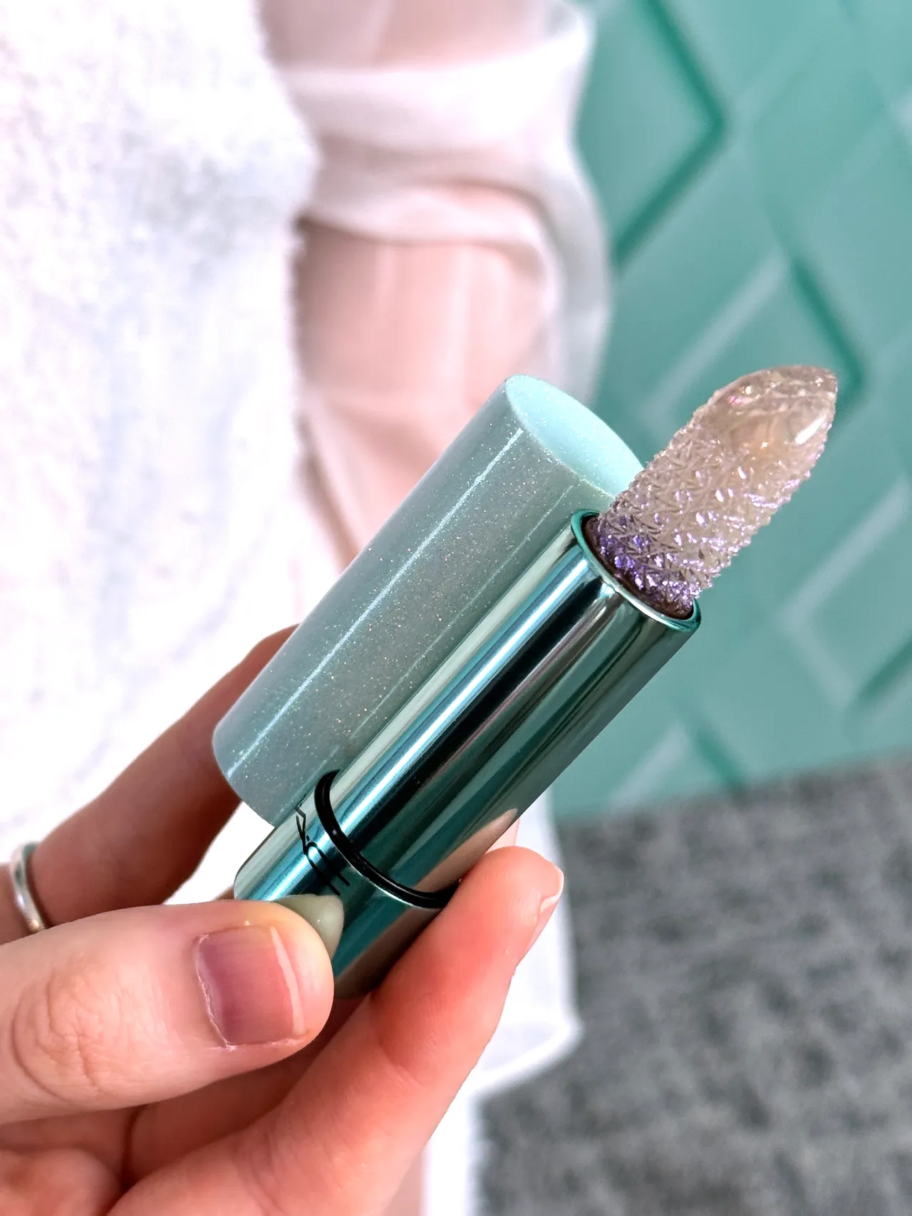 M.A.C晶透光感唇油棒,900元。张家玲摄