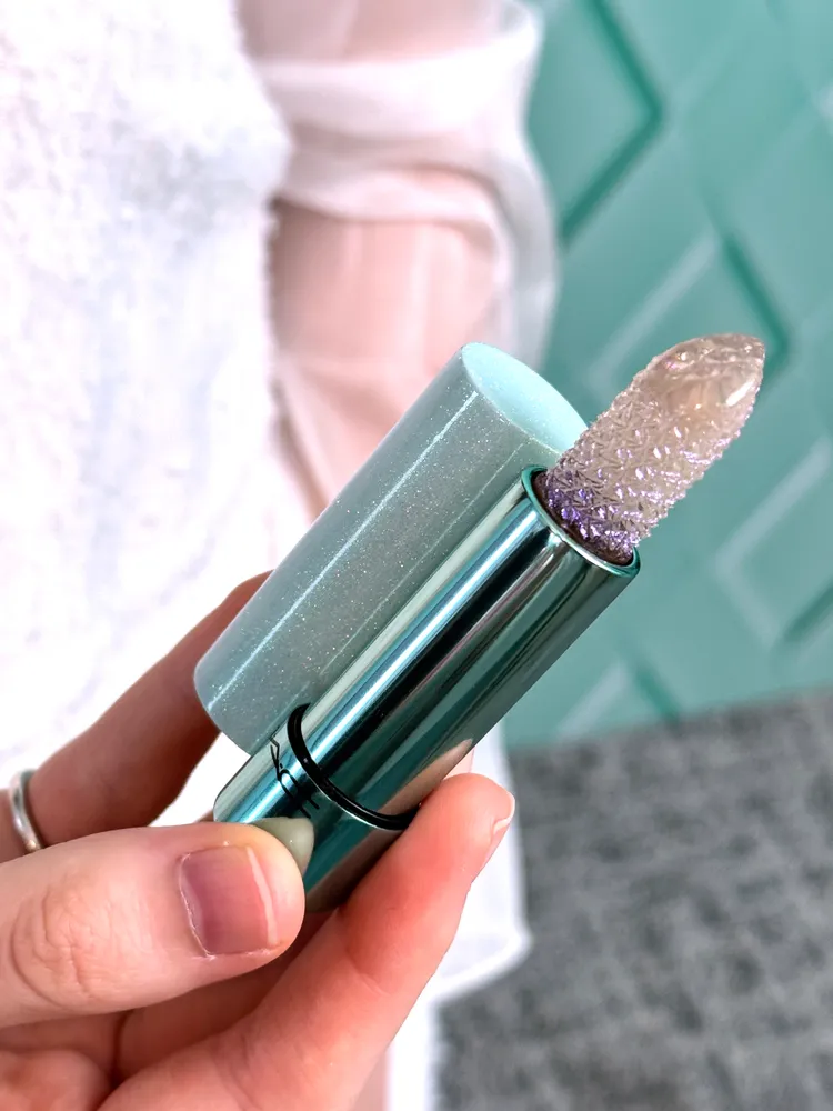 M.A.C晶透光感唇油棒，900元。張家玲攝