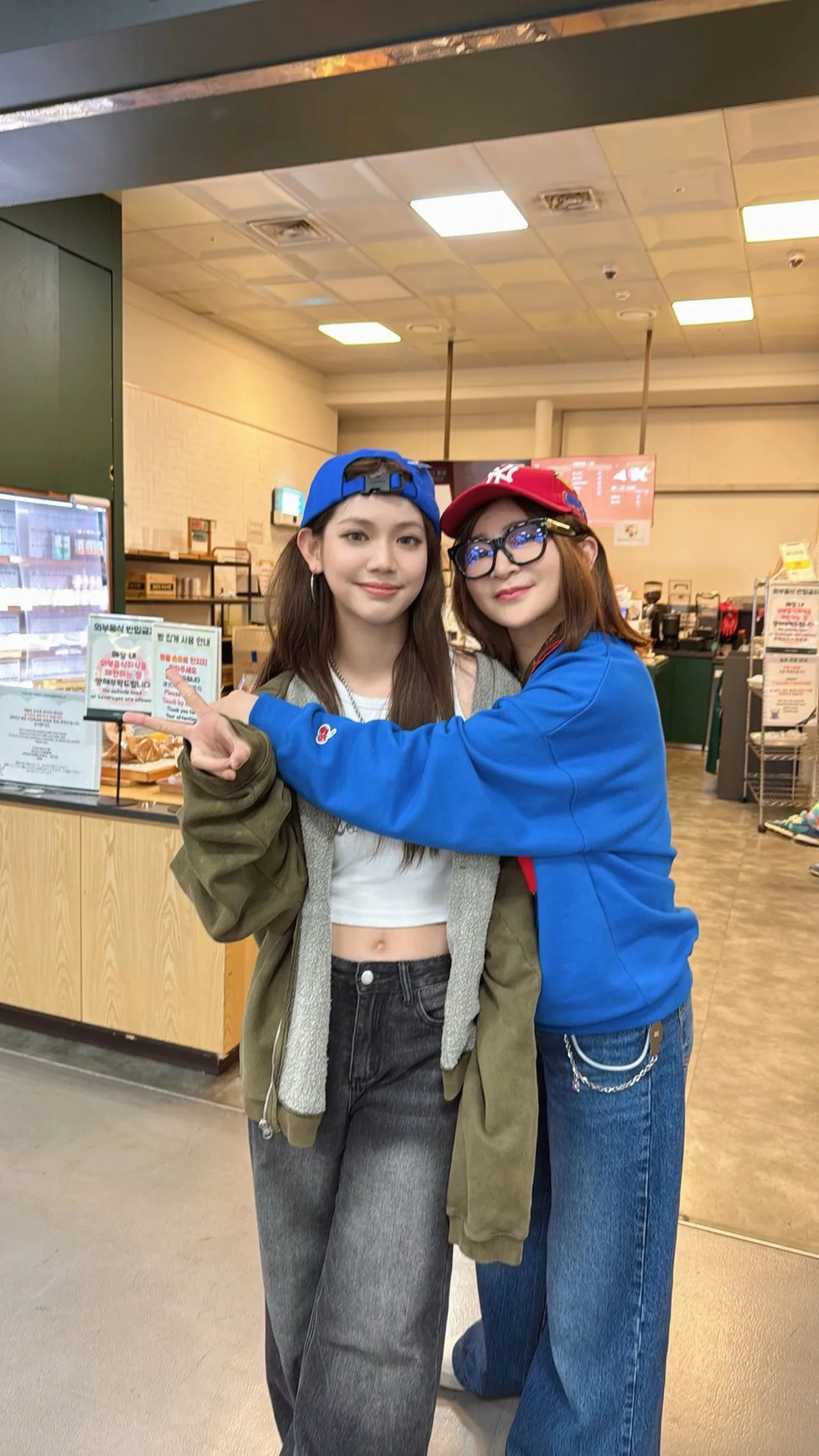 王彩樺（右）看好女兒黃于庭的演藝之路。中天電視提供