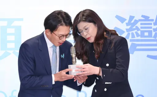 贈鄭麗文燈遭綠酸「職業關燈手」！黃國昌嘆：在賴清德眼中我就是雜質