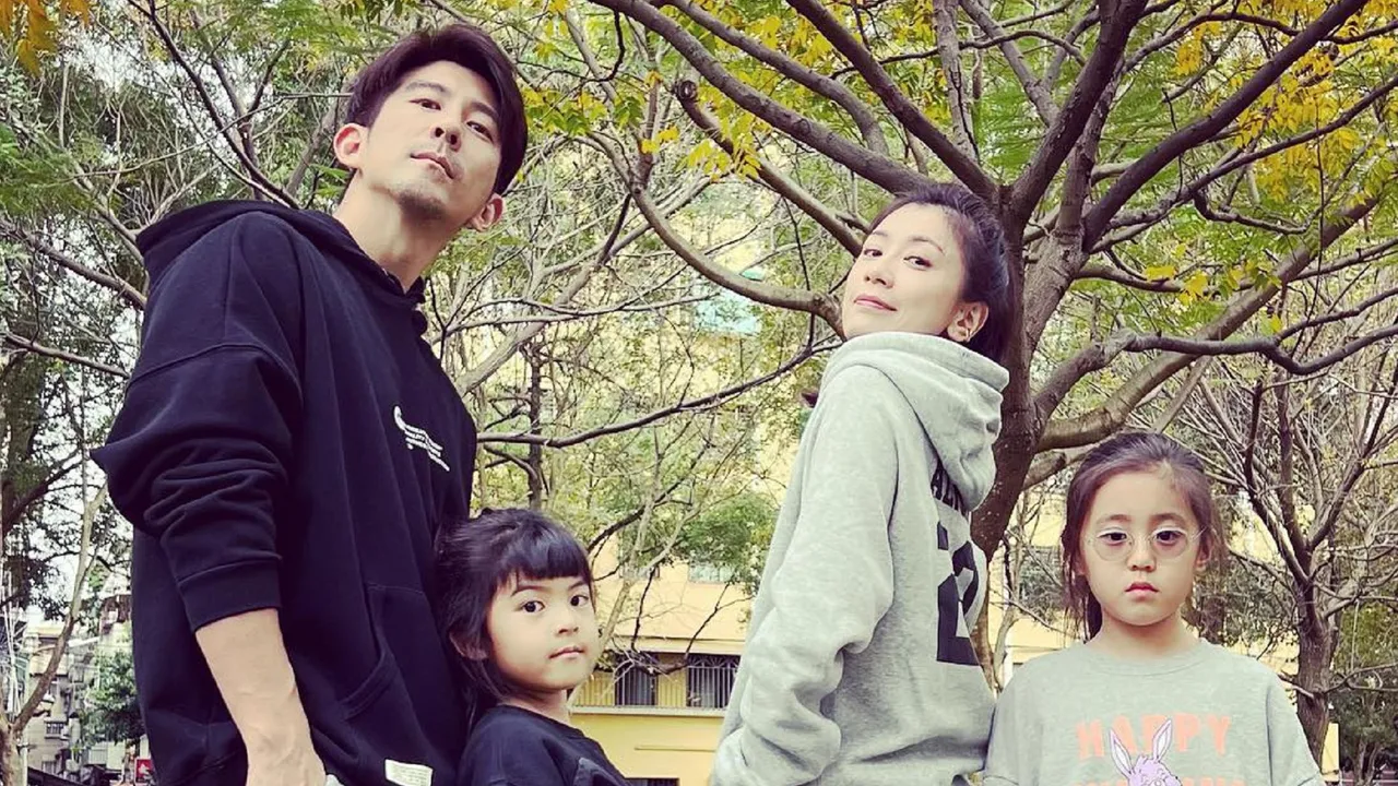 修杰楷（左）和賈靜雯（右二）育有可愛的咘咘、波妞，好爸爸形象因閃兵案重挫。翻攝自修杰楷IG