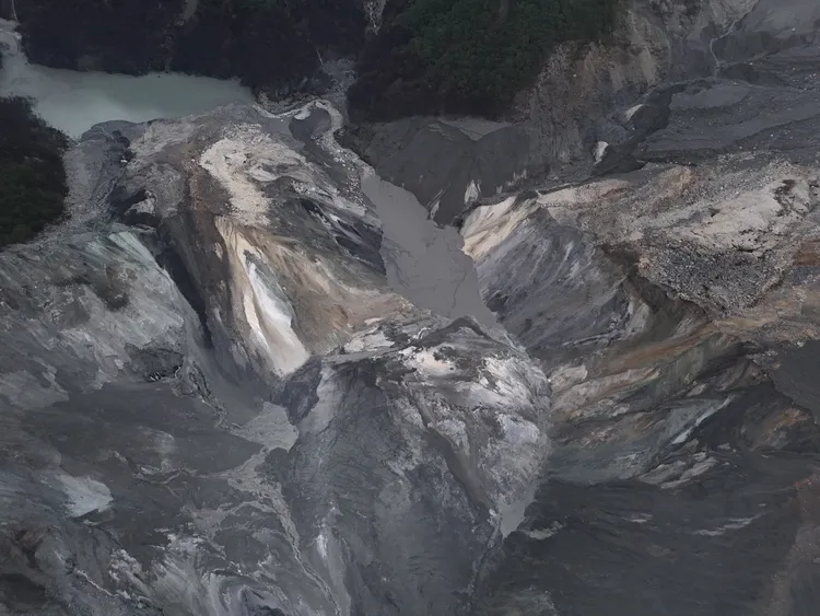 馬太鞍溪右岸邊坡有發生土石崩塌堆積在原本的流路上，阻礙水流形成堰塞湖。林保署花蓮分署提供