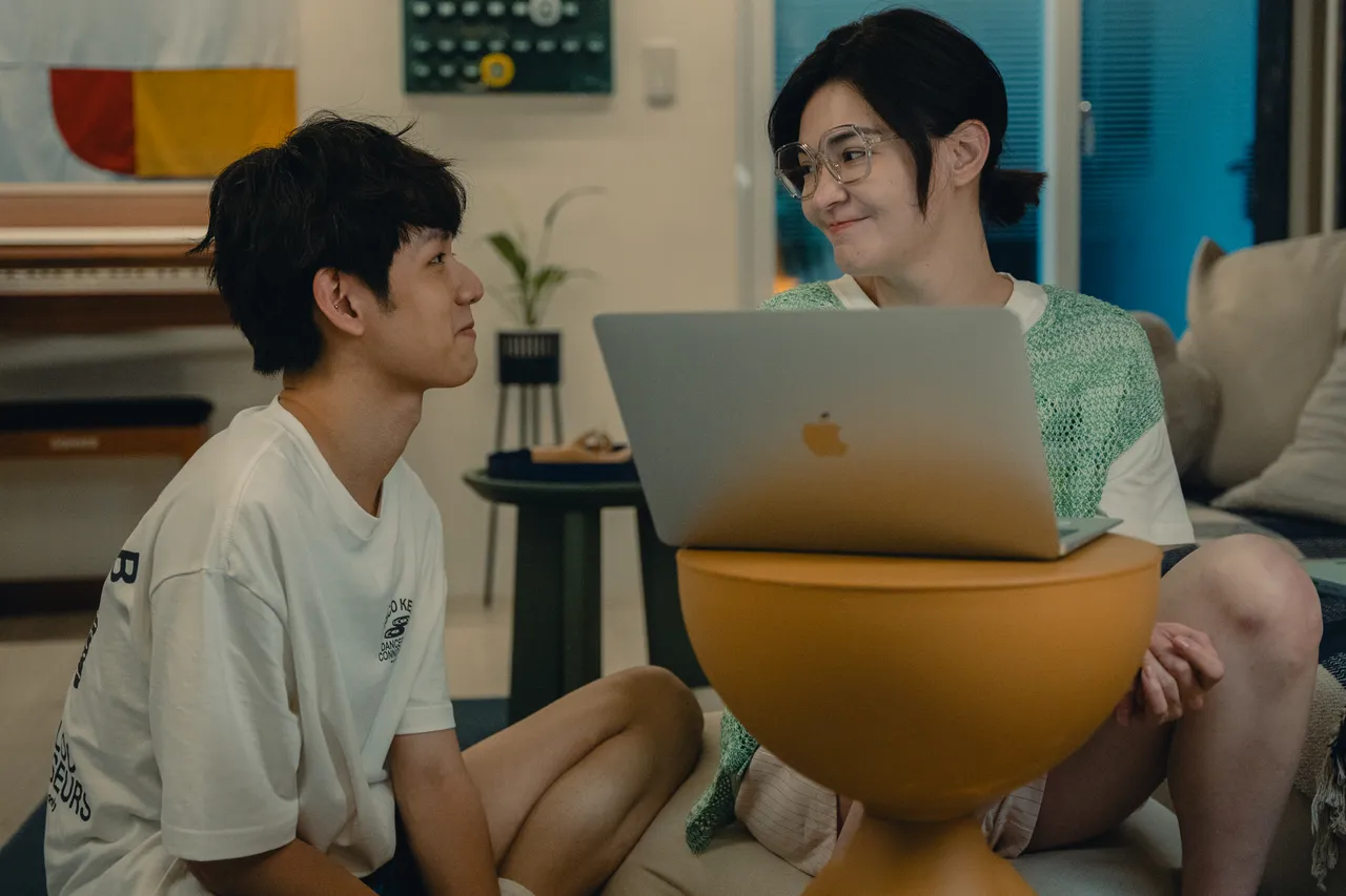 洪暐哲（左）飾演的護理師整天圍繞在張榕容身邊打轉。六魚文創提供