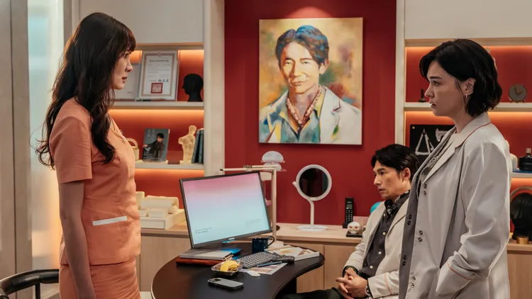 《温昇豪（中）陷「新歡安心亞（左）vs.舊愛張榕容（右）」三角拉鋸。六魚文創提供