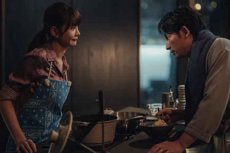 温昇豪（右）形容劇中飾演護理師的安心亞是他身邊最適合的女人。六魚文創提供