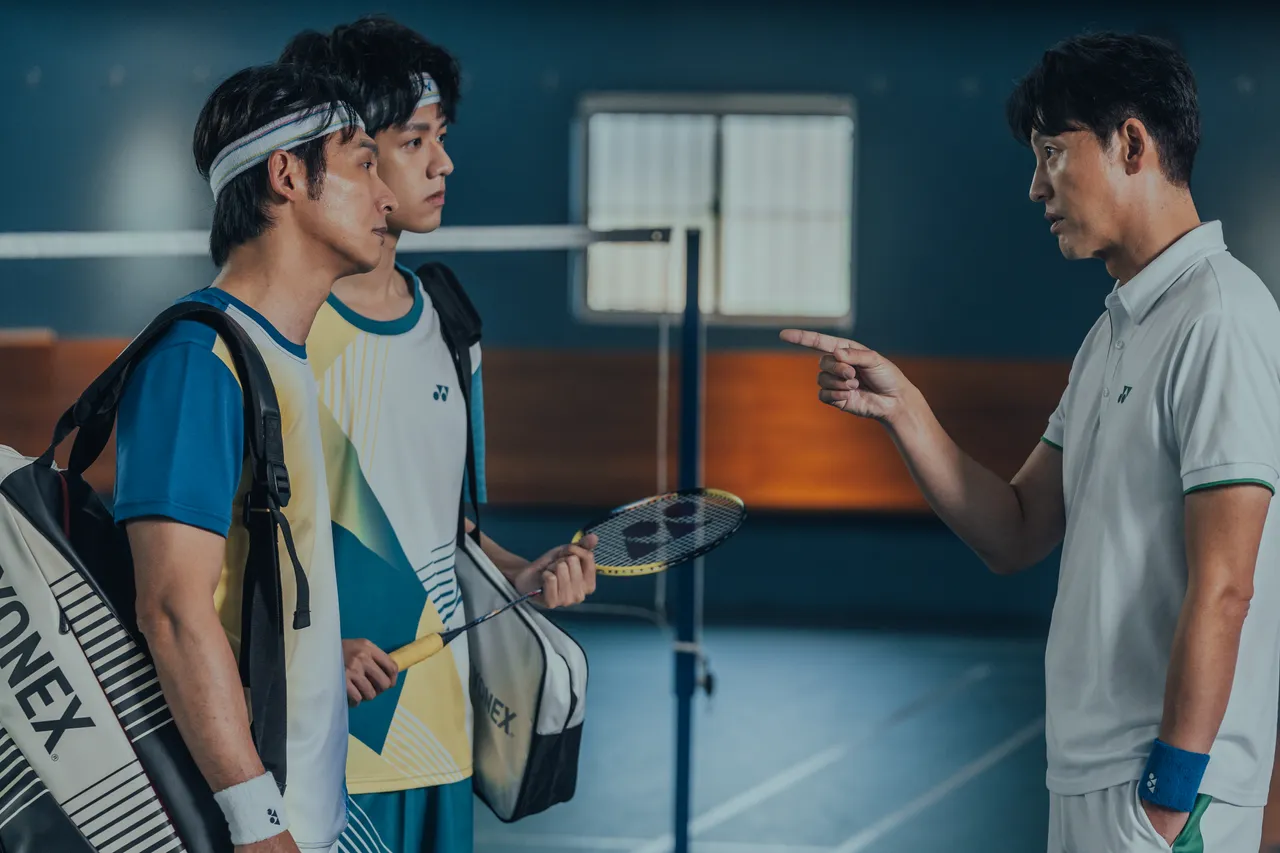 温昇豪（左1）與李廷鎮（右）、洪暐哲（左2）三男為張榕容失控。六魚文創提供