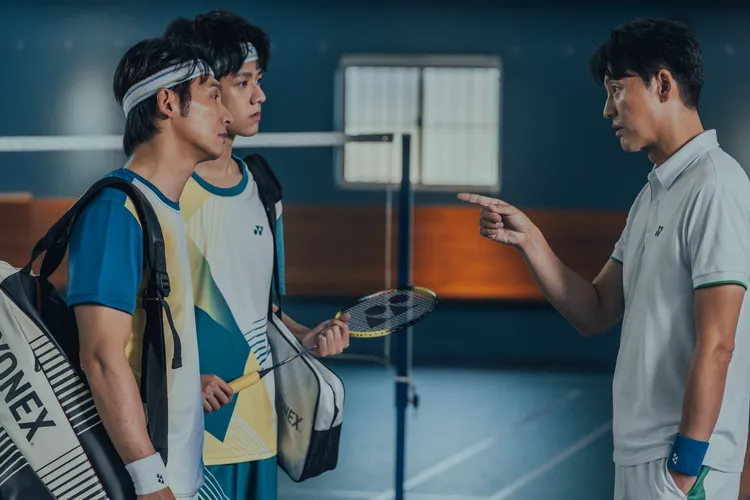 温昇豪（左）與李廷鎮（右）、洪暐哲（左二）三男為張榕容失控。六魚文創提供