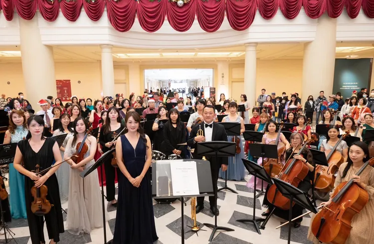 「台南市市民交響樂團」今(11/28)在台南遠東香格里拉飯店大廳盛裝演出，為耶誕點燈活動營造隆重而喜悅的節慶氛圍。台南市民交響樂團授權台南遠東香格里拉提供