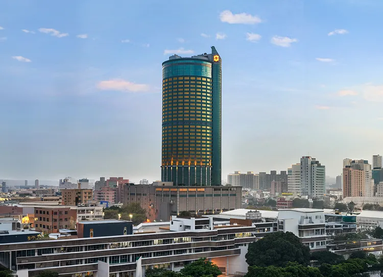 坐落于市中心的地标建筑「台南远东香格里拉」，以独特环状设计与高楼景观成为城市的亮点，今(11/28)举办耶诞点灯音乐会，象征城市与节庆活动的共同连结。台南远东香格里拉提供