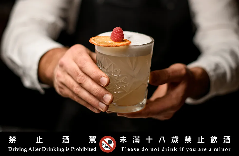 台南远东香格里拉饭店一楼「大厅茶轩」12/15起提供佳节限定鸡尾酒特调，让宾客在温馨的耶诞树氛围感受满满过节的愉悦。台南远东香格里拉提供