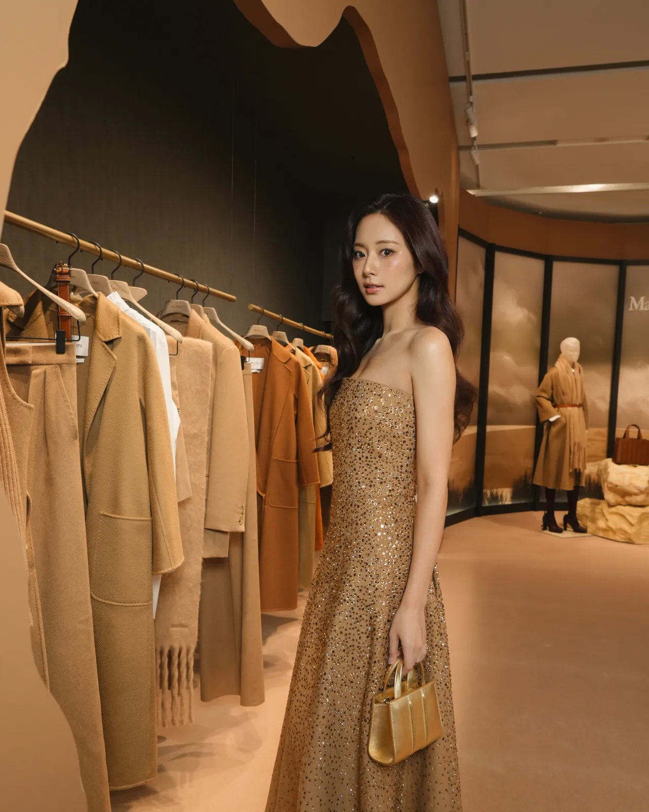 周子瑜换上驼色系的平口水钻搭配金色Whitney Bag手提包。品牌提供