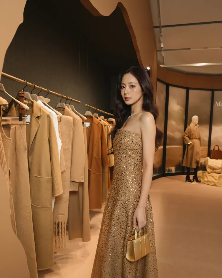 周子瑜換上駝色系的平口水鑽搭配金色Whitney Bag手提包。品牌提供