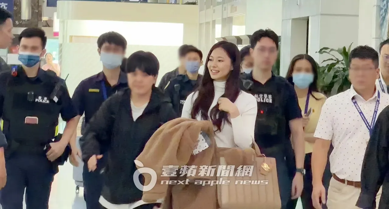 子瑜参加完活动后独自返台，机场时尚同样选择温柔的Max Mara造型。特勤中心摄