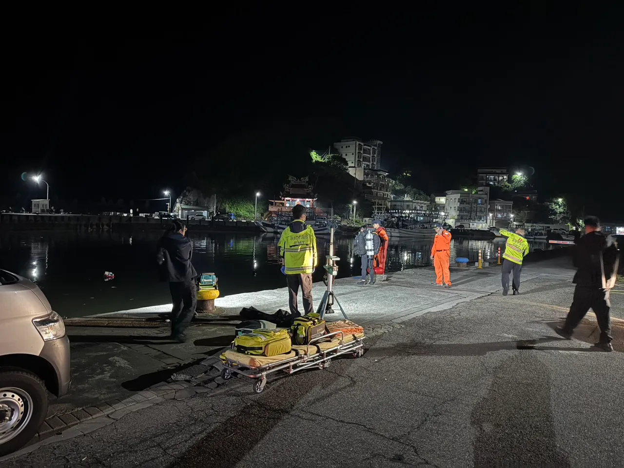 警消到場後立刻下水進行搜救。翻攝照片