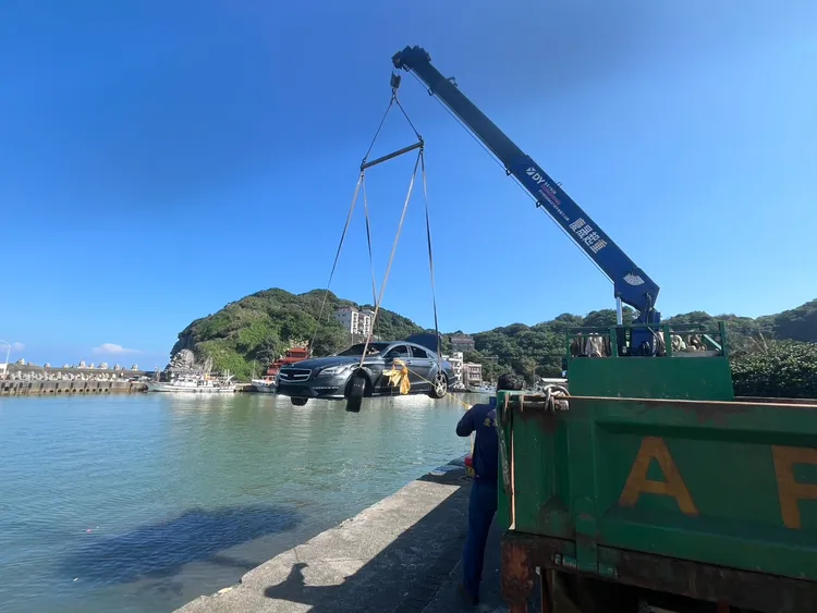 賓士轎車失控衝入海中，相關單位獲報後立刻派員前往打撈。翻攝照片