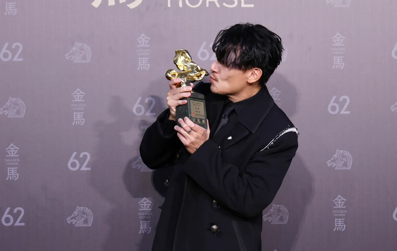 張震開心親吻獎盃。攝影中心攝