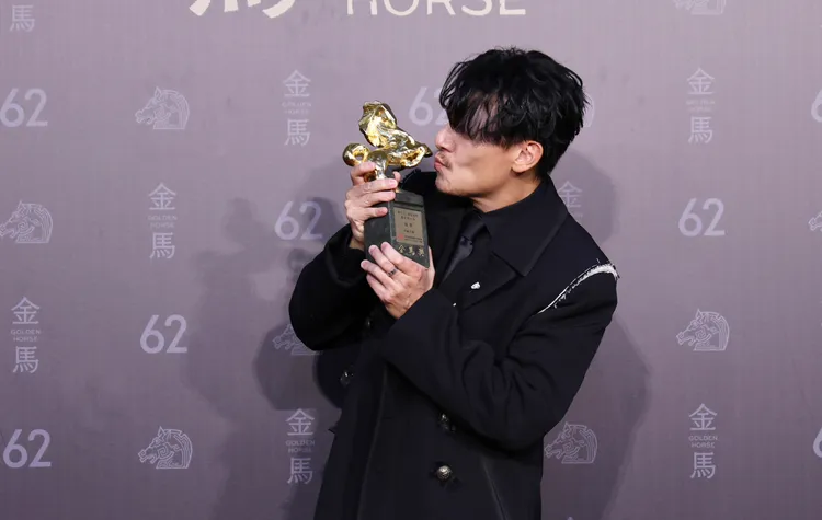 張震開心親吻獎盃。攝影中心攝