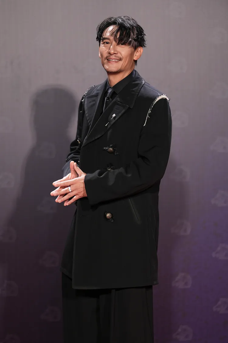 張震從髮型到西裝搭配都展現出不羈瀟灑樣貌。攝影中心攝