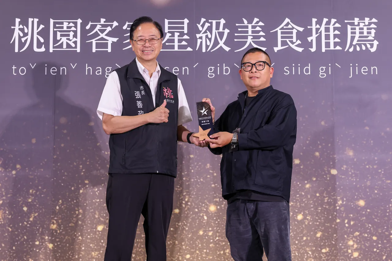 「八方园百年三合院景观客家餐厅」荣获六星最高荣誉，以创意料理「八方闷鸭」征服评审。客家局提供