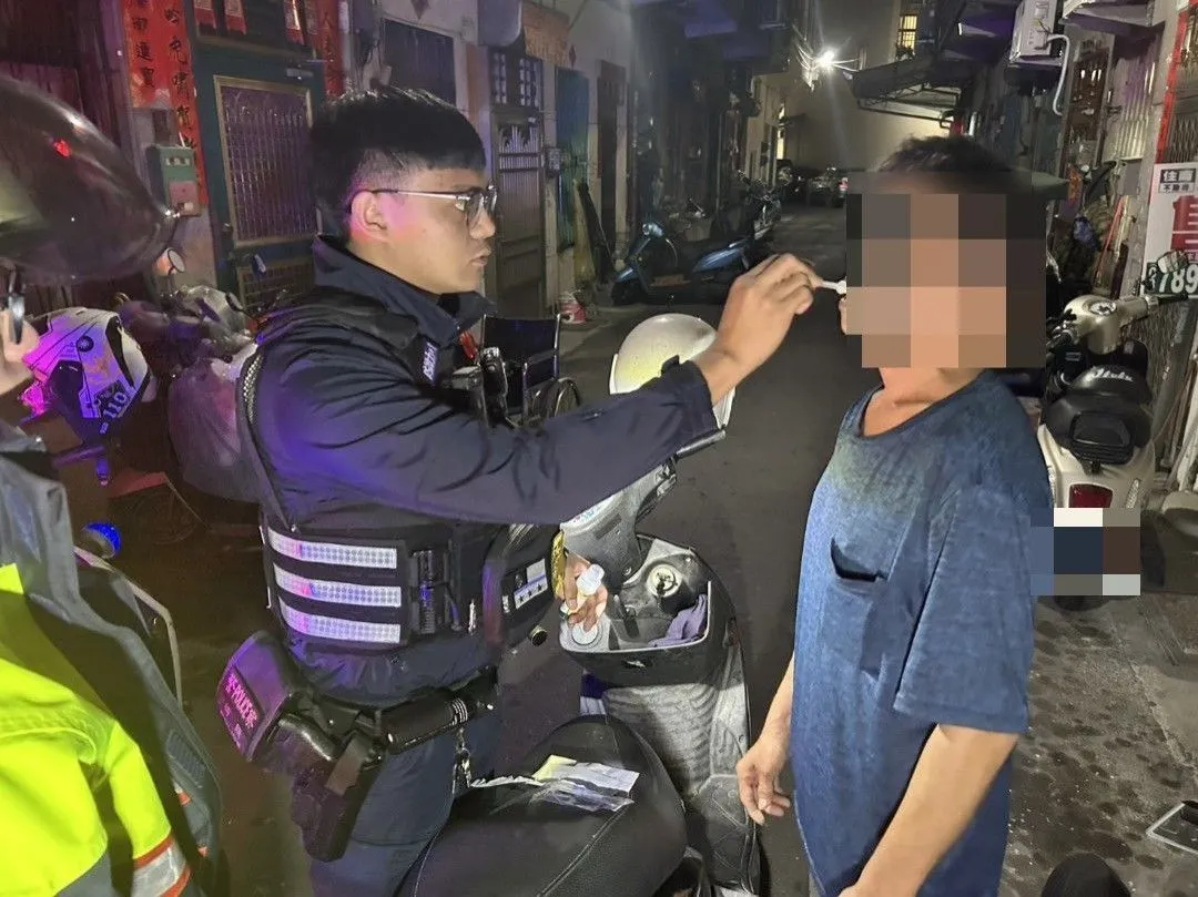 黄男毒驾违规遭告发，为屏东县首件依新制完成现场采证后即时告发的案件。翻摄画面