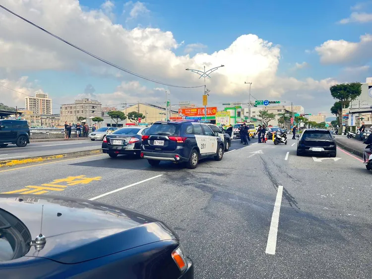 桃園警追至龜山長壽路與忠義路口，開槍打破逃逸車輛輪胎。翻攝畫面